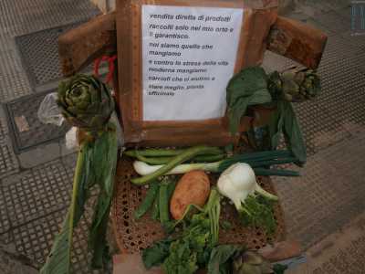 Il tutto � corredato da un foglio che recita: �Vendita diretta di prodotti raccolti solo nel mio orto e li garantisco personalmente. Noi siamo quello che mangiamo e contro lo stress della vita moderna mangiamo carciofi che ci aiutano a stare meglio�